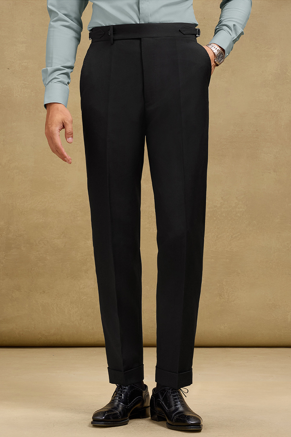 Calça cintura alta com ajustadores laterais e barra italiana, em lã tropical - Preta SKA