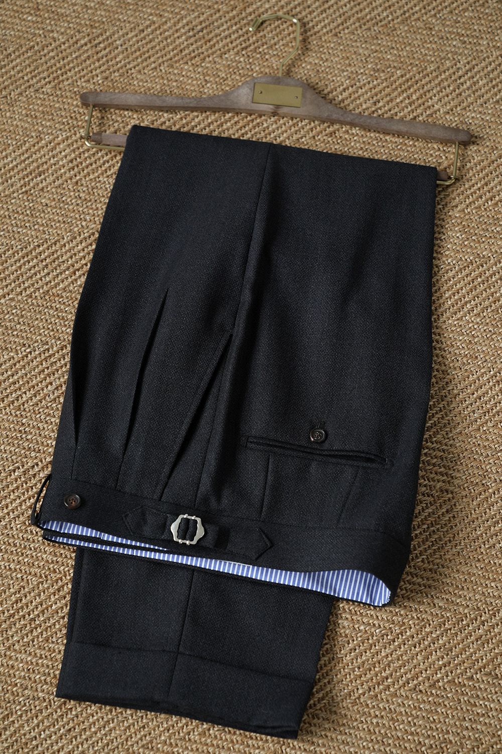Ateliê Lynch - Calça em lã merino, super 100's 18.75 micron, com ajustadores laterais -  Preta