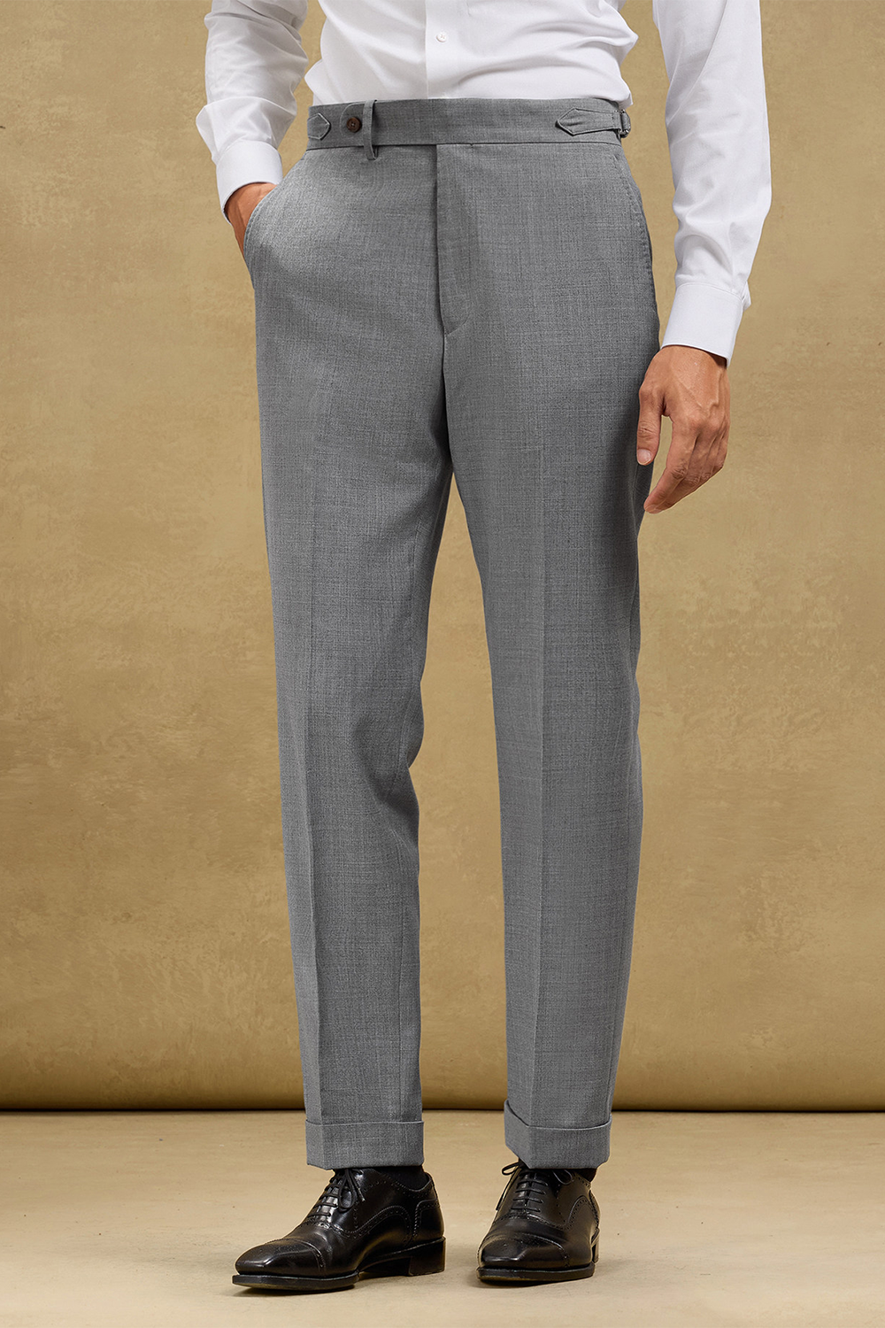 Calça cintura alta com ajustadores laterais e barra italiana, em lã tropical - Cinza SKA