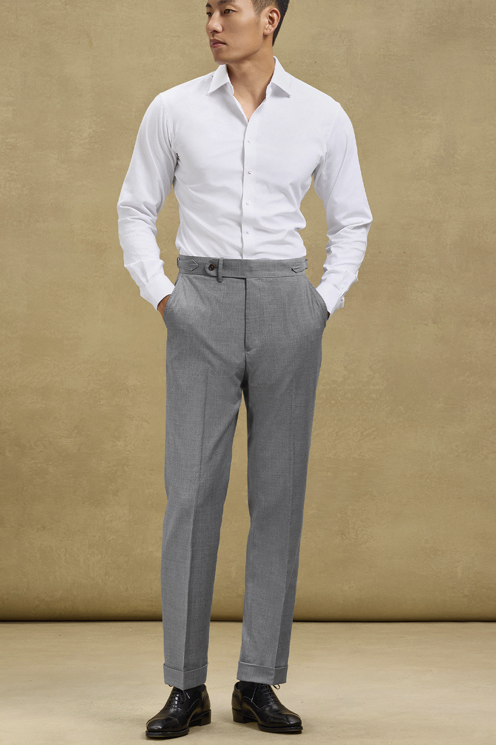 Calça cintura alta com ajustadores laterais e barra italiana, em lã tropical - Cinza SKA