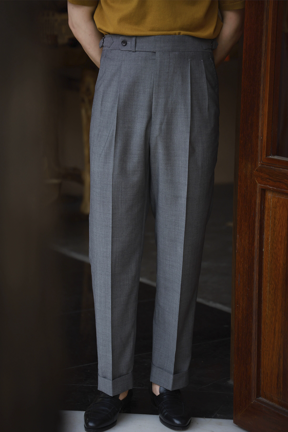 UGLENTLE - Calça em lã merino, super 120's 17.75 micron, com pregas, barra italiana e ajustadores laterais - Cinza Ardósia UGT