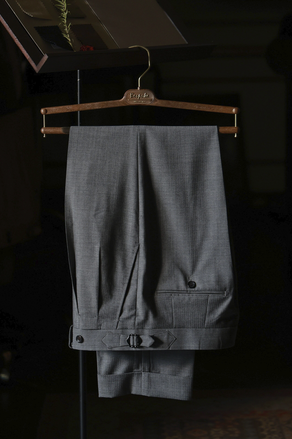 UGLENTLE - Calça em lã merino, super 120's 17.75 micron, com pregas, barra italiana e ajustadores laterais - Cinza Ardósia UGT