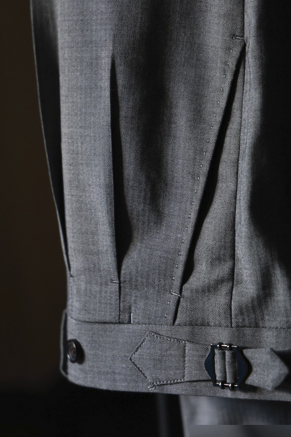 UGLENTLE - Calça em lã merino, super 120's 17.75 micron, com pregas, barra italiana e ajustadores laterais - Cinza Ardósia UGT