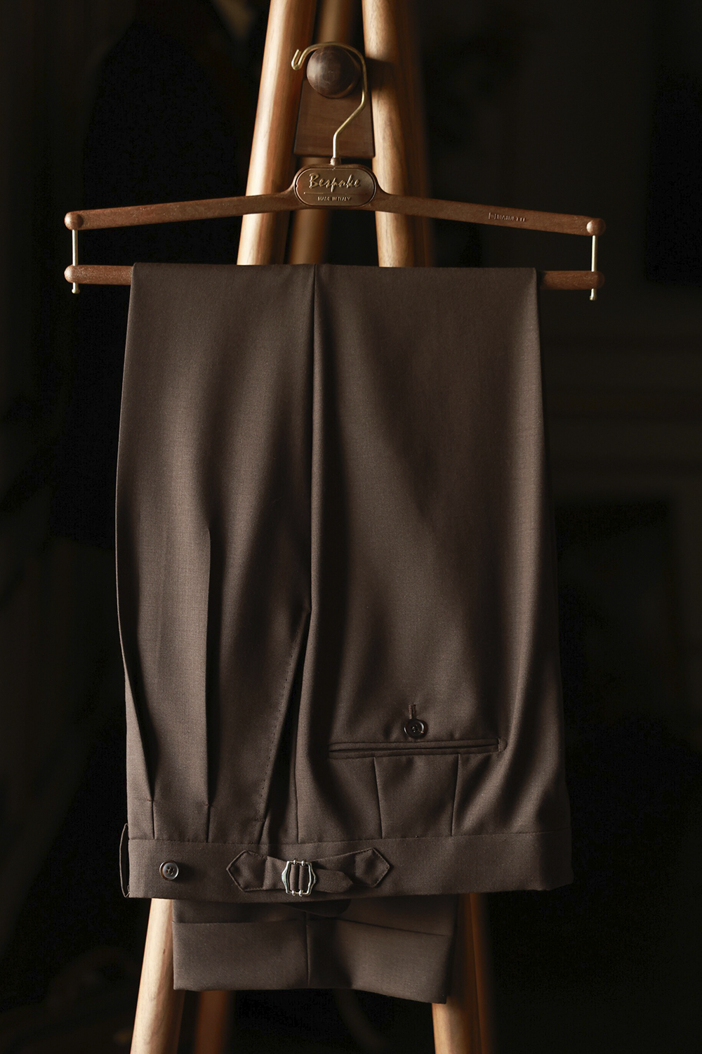 UGLENTLE - Calça em lã merino, super 120's 17.75 micron, com pregas, barra italiana e ajustadores laterais - Marrom UGT