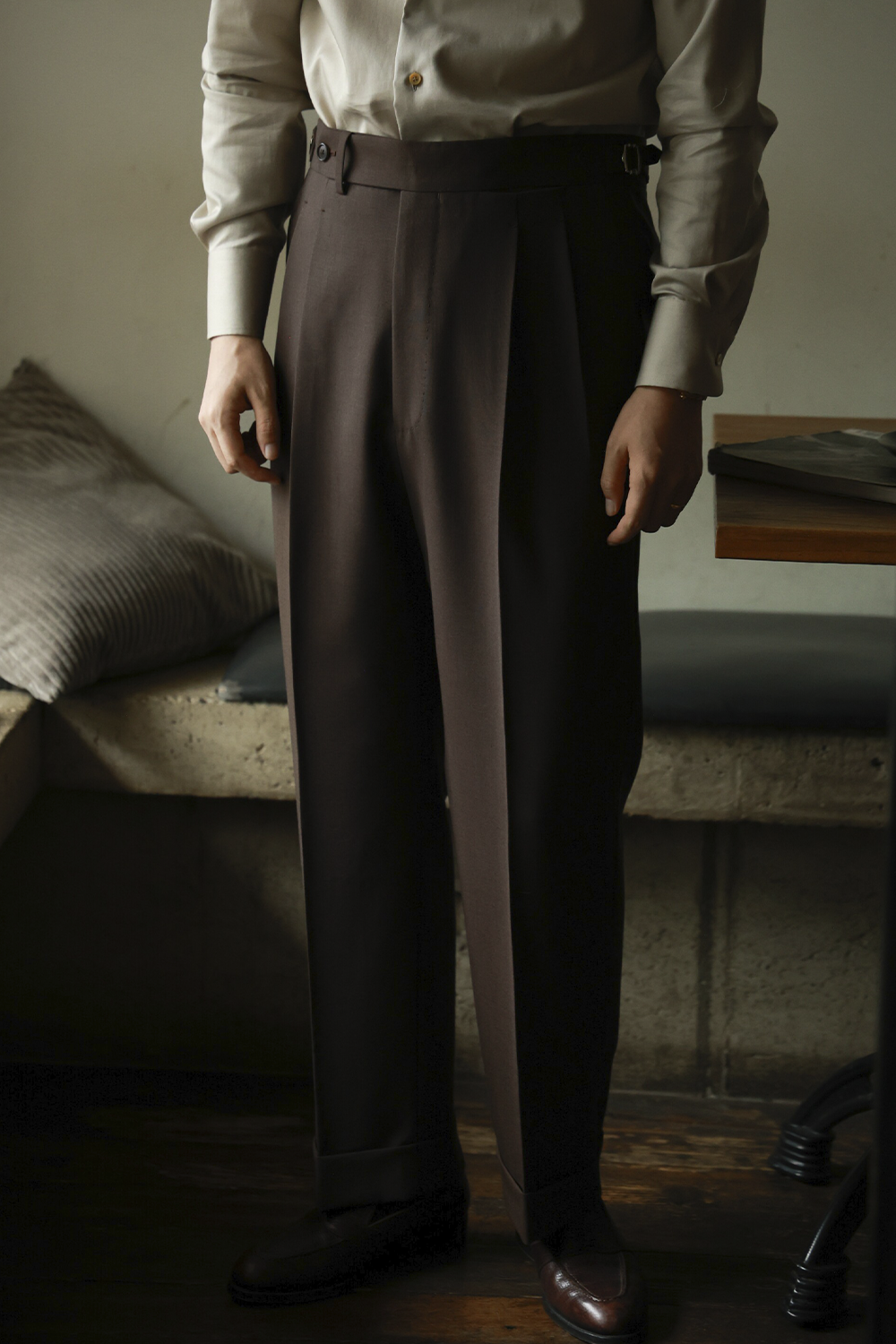 UGLENTLE - Calça em lã merino, super 120's 17.75 micron, com pregas, barra italiana e ajustadores laterais - Marrom UGT