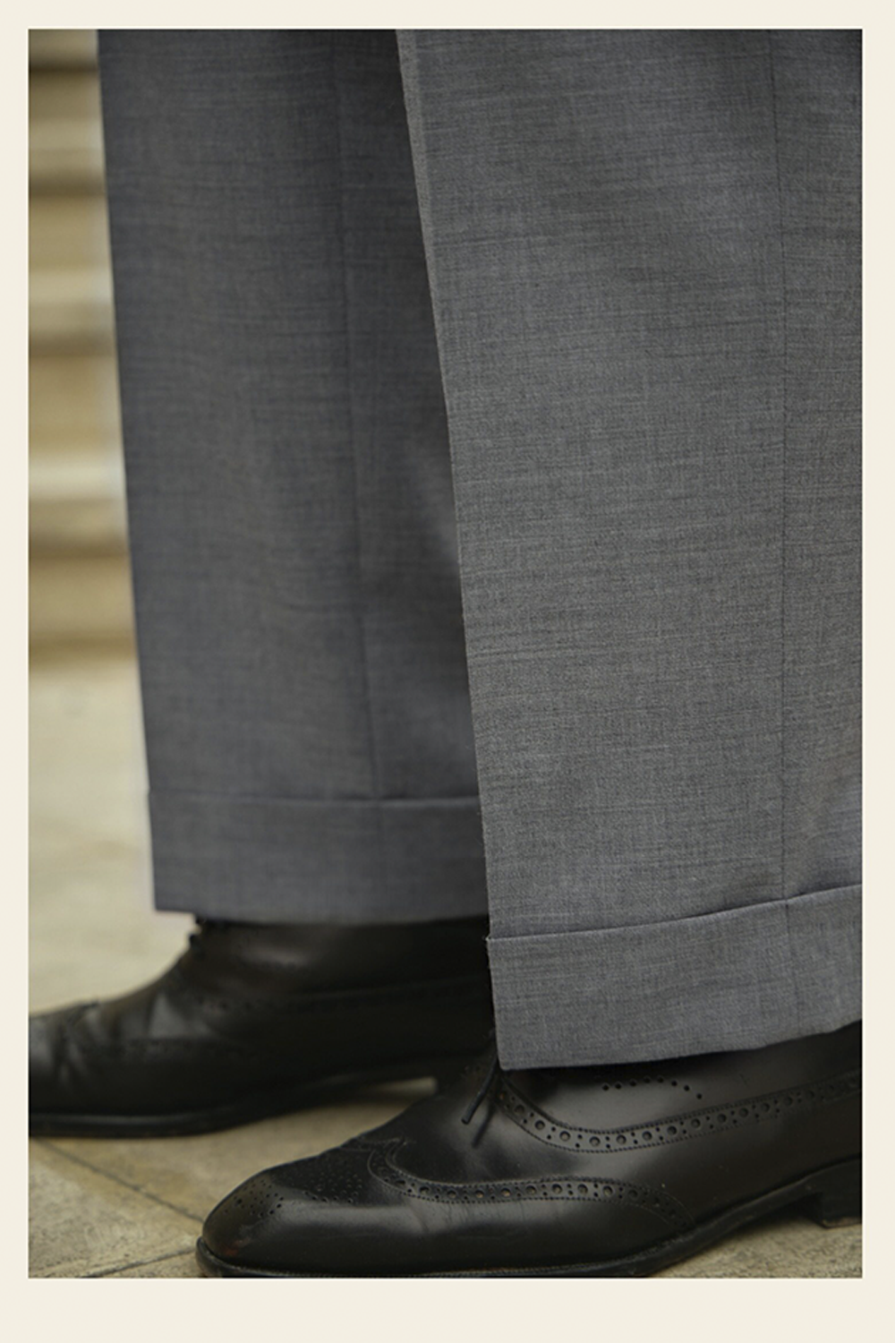 Lanifício Tollegno 1900 - Calça em lã merino, super 120's 17.75 micron, com pregas, barra italiana e ajustadores laterais - Cinza UGT