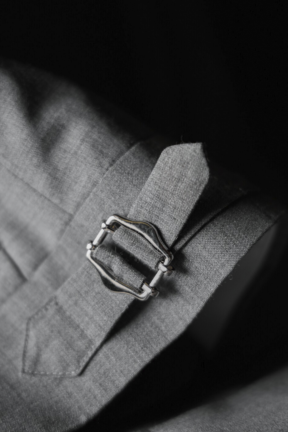 Lanifício Tollegno 1900 - Calça em lã merino, super 120's 17.75 micron, com pregas, barra italiana e ajustadores laterais - Cinza UGT